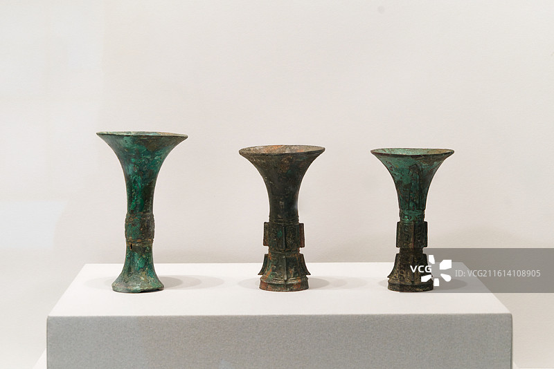 河南上蔡，西周青铜器，铜觚，鸟纹铜觚图片素材