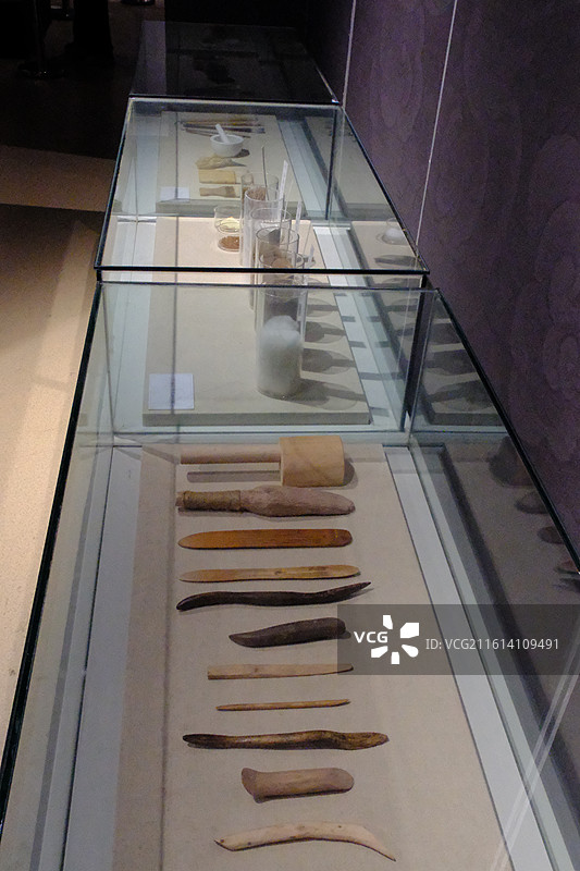 古代壁画和彩色泥塑传统制作工具。石家庄博物馆展览图片素材