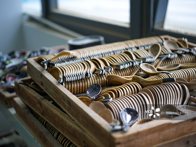 木盒中的各式餐具图片素材