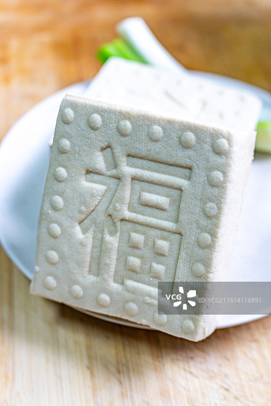 桌子上盘子里的豆腐卤水老豆腐食物特写镜头图片素材