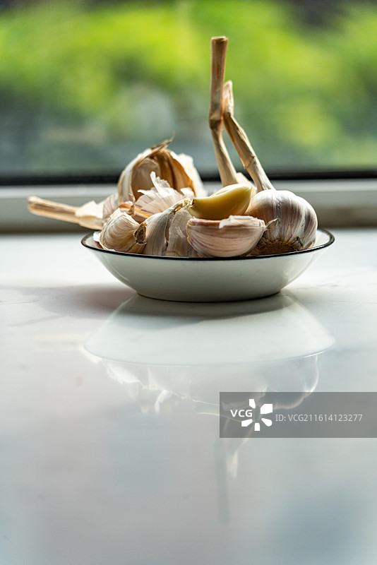 盘子里的新鲜大蒜蒜头调味品食物的高角度视图图片素材