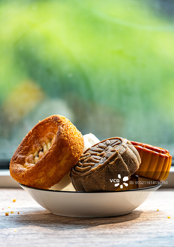中国中秋节传统美食蛋月烧月饼的区别图片素材