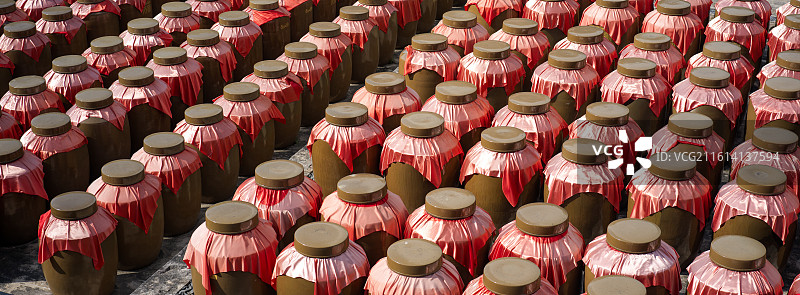福建泉州永春红曲醋厂醋坛林立图片素材