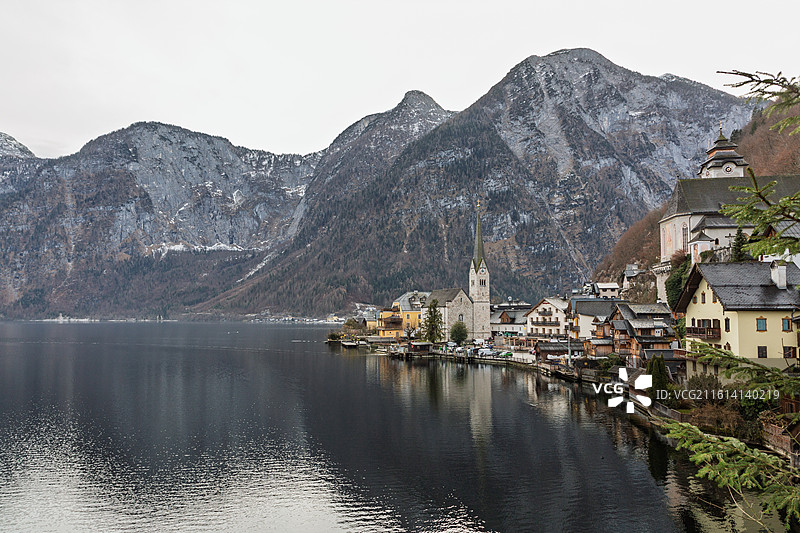 冬日晴空下奥地利最美小镇哈尔施塔特的湖光山色图片素材