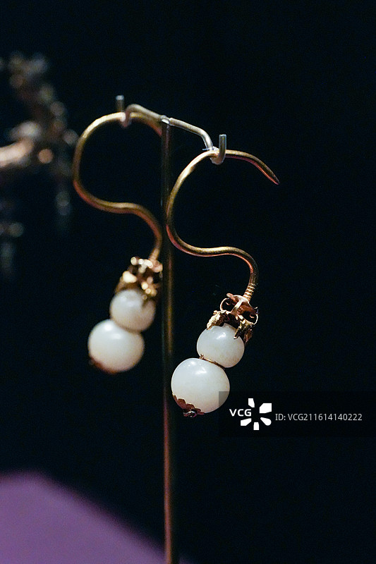 北京首都博物馆“黄金缕-香港故宫文化博物馆藏金器特展”的展览现场和展品图片素材