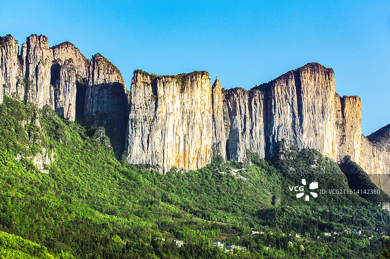 中国湖北省恩施土家族苗族自治州恩施大峡谷七星寨附近绝壁景观图片素材