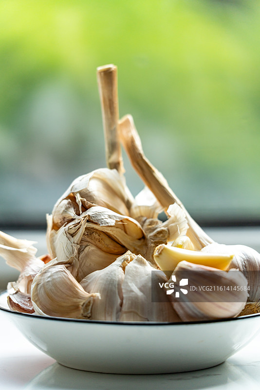 盘子里的新鲜大蒜蒜头调味品食物的高角度视图图片素材