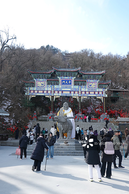 河南省洛阳市栾川县伏牛山老君山：中天门牌坊和老子骑牛石雕图片素材