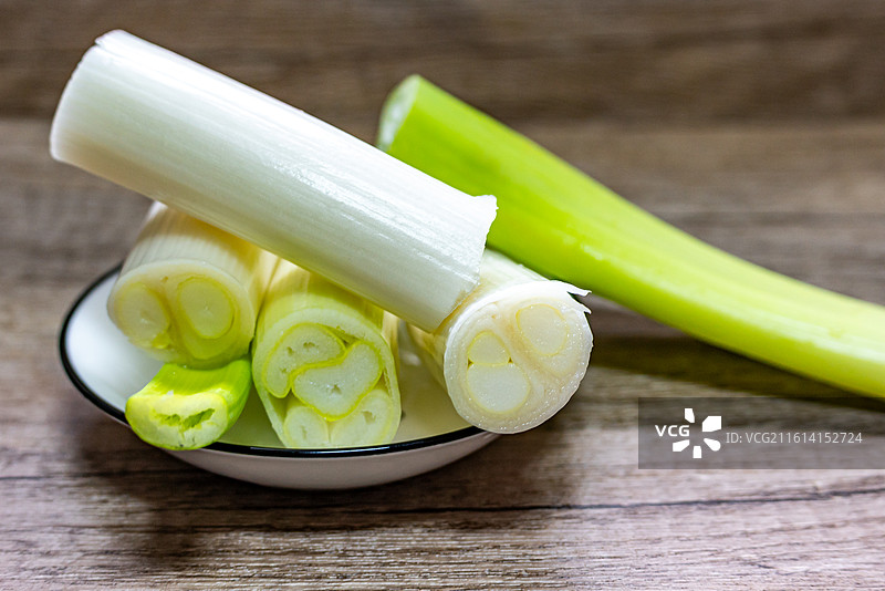 桌子上盘子里的山东大葱章丘大葱葱白蔬菜调味特写镜头图片素材