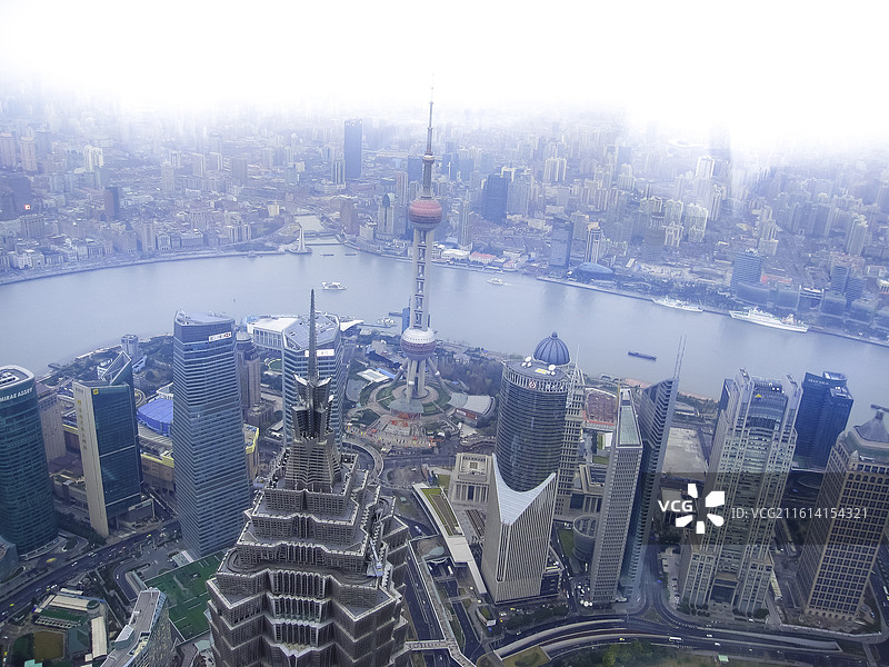 摩天览胜：东方明珠电视塔。陆家嘴位于浦东，黄浦江东岸，与外滩隔江相望，是上海的至高点图片素材