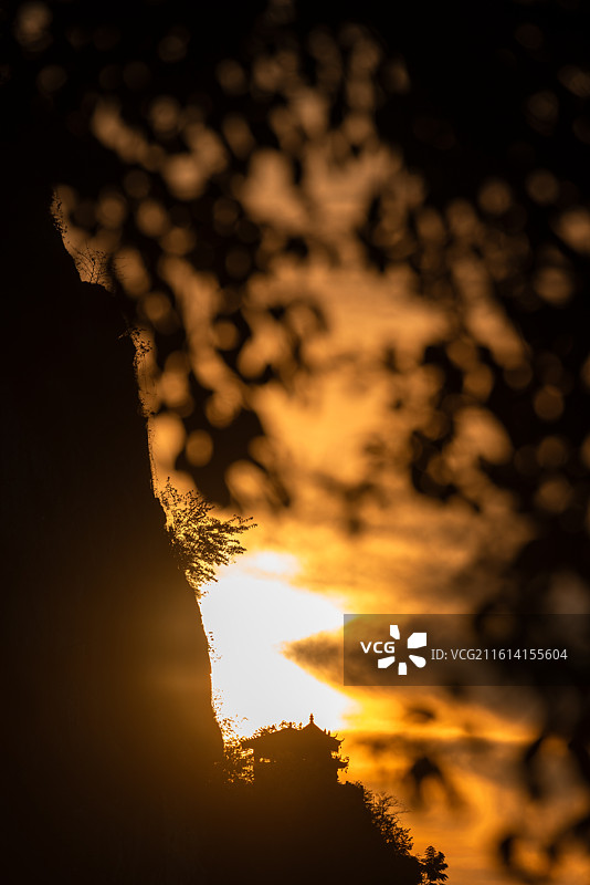 桂林伏波山独秀峰落日图片素材