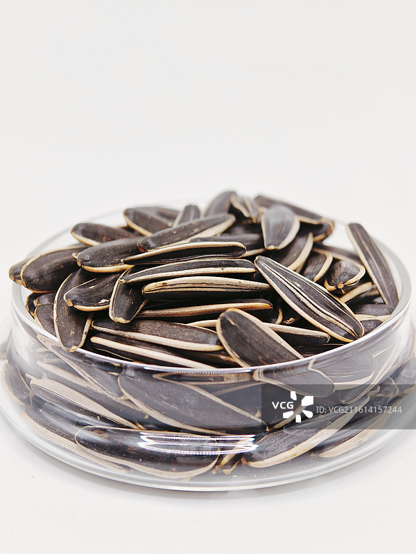 瓜子，坚果，葵花籽可以用来当零食也可以用来榨油，葵花籽，富含维生素，向日葵籽，种子，零食图片素材