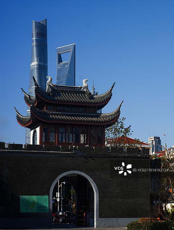 上海浦东梅园公园古城墙与上海中心三件套同框。图片素材