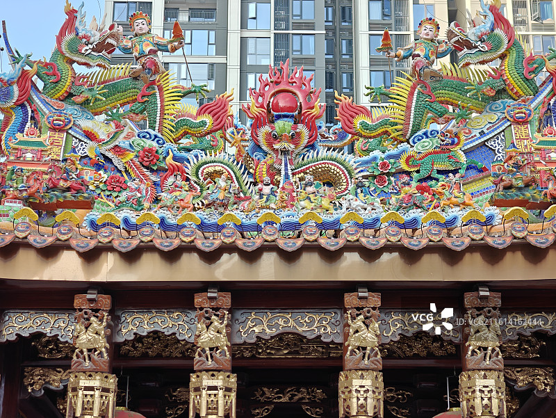 厦门何厝民俗文化园内-遇见闽南古建筑与现代居民楼的古今同框图片素材