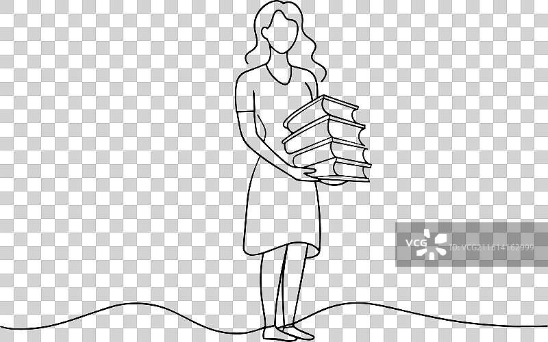 一位女士自信地举着一叠很高的图片素材