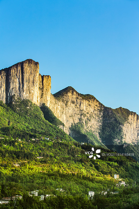中国湖北省恩施土家族苗族自治州恩施大峡谷七星寨附近绝壁景观图片素材
