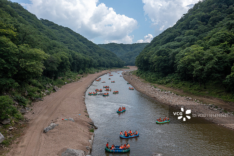 夏日河谷漂流河道多人皮筏艇航拍图片素材