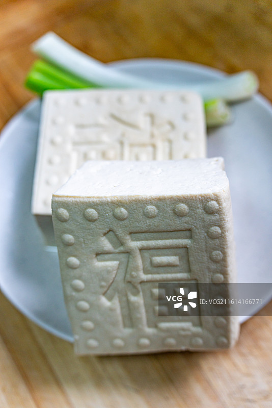 桌子上盘子里的豆腐卤水老豆腐食物特写镜头图片素材