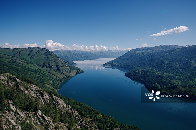 爬观鱼台看喀纳斯湖图片素材