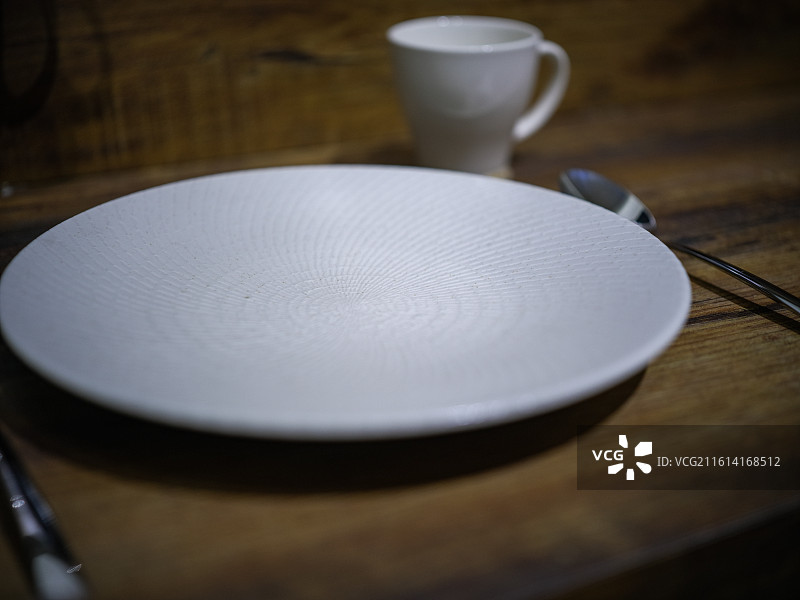 木桌上的白色餐具图片素材