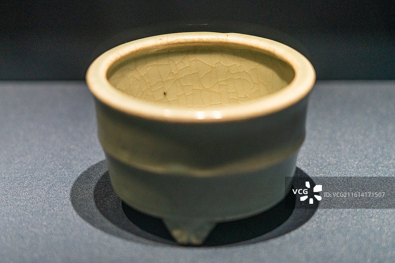 青釉竹节三足小瓷炉（元）南京博物院藏图片素材