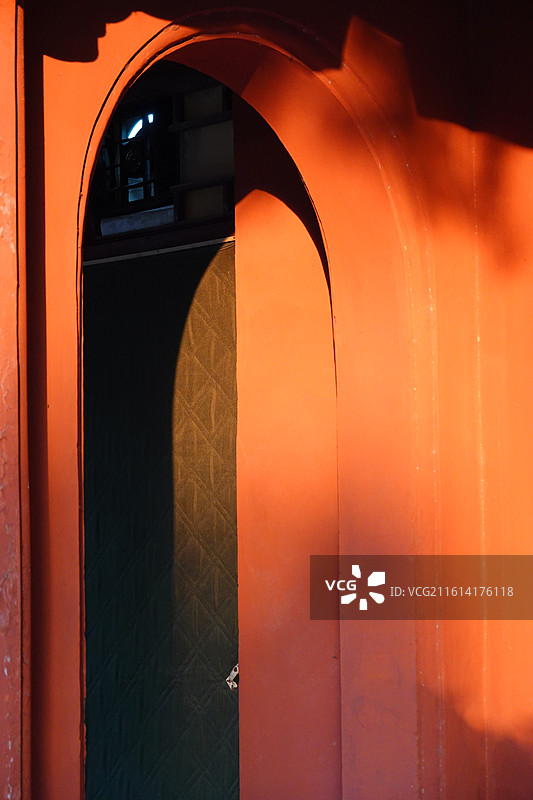 河南省开封市开封大相国寺建国寺：大相国寺书画院红墙光影图片素材