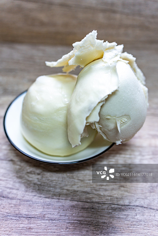 桌子上盘子里的馒头面食千层馒头特写镜头图片素材