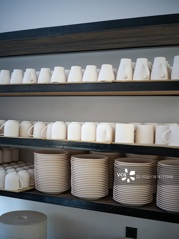 货架上的餐具陈列图片素材