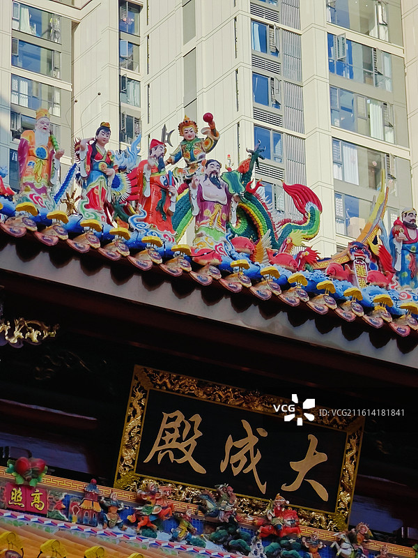 厦门何厝民俗文化园内-遇见闽南古建筑与现代居民楼的古今同框图片素材