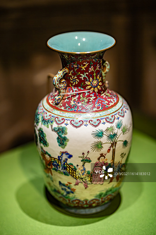 瓷器百年守护从紫禁城到故宫博物院午门特展故宫博物院藏清嘉庆粉彩婴戏图双耳撇口瓶图片素材