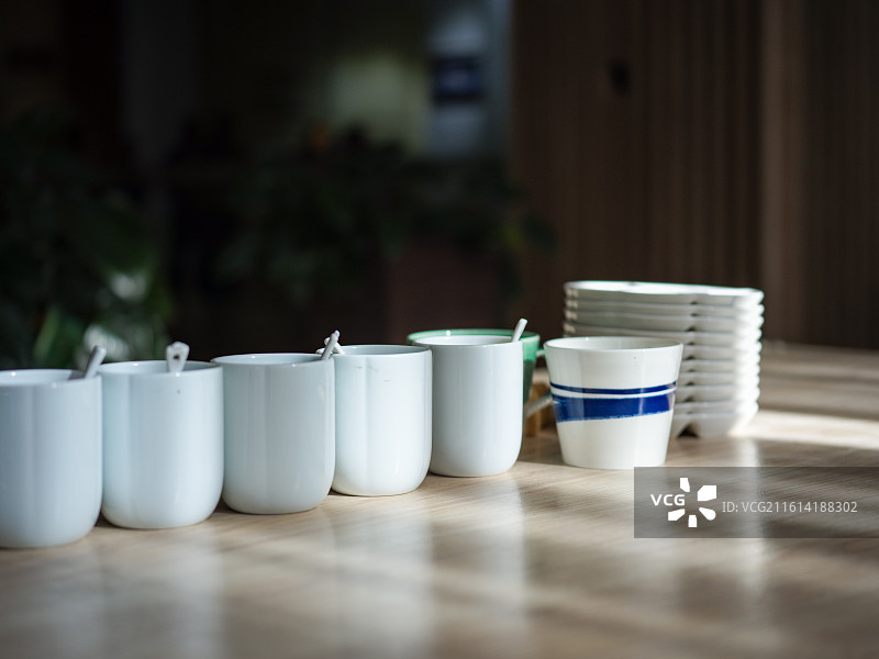 木质桌面上的杯碟组合图片素材
