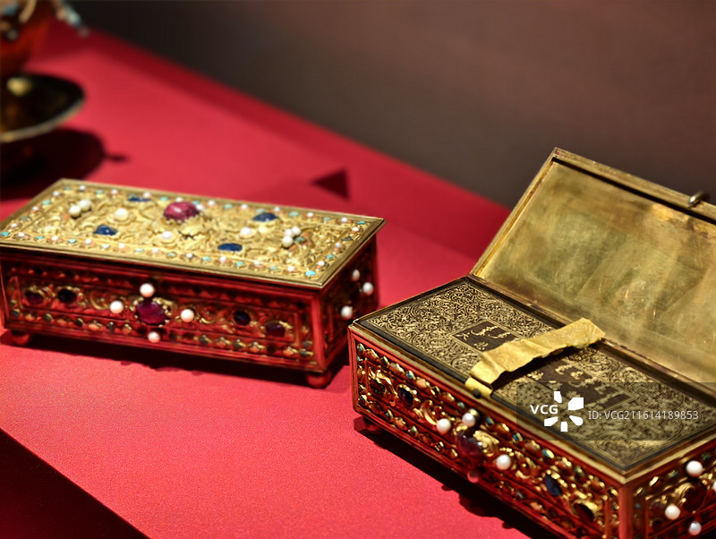 故宫珍宝馆 金嵌珍珠宝石藏经匣 清乾隆图片素材