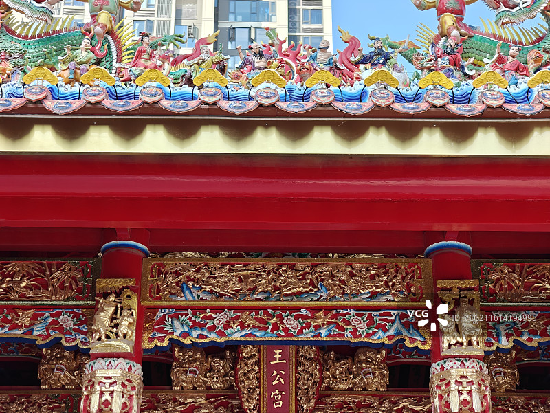 厦门何厝民俗文化园内-遇见闽南古建筑与现代居民楼的古今同框图片素材