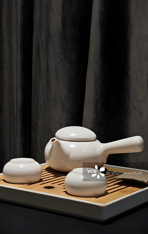 桌面上的简约圆润白色茶具特写图片素材
