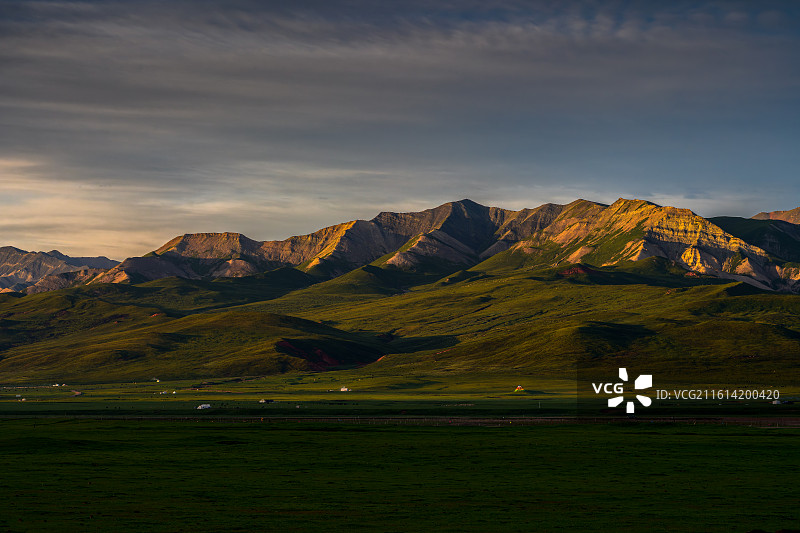 晨光中的祁连山下草原图片素材
