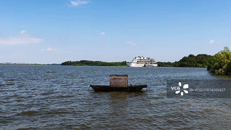 池州平天湖风景区渔船和大船图片素材