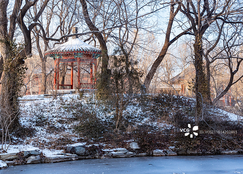 燕园风景：冬天雪后北京大学朗润园涵碧亭图片素材