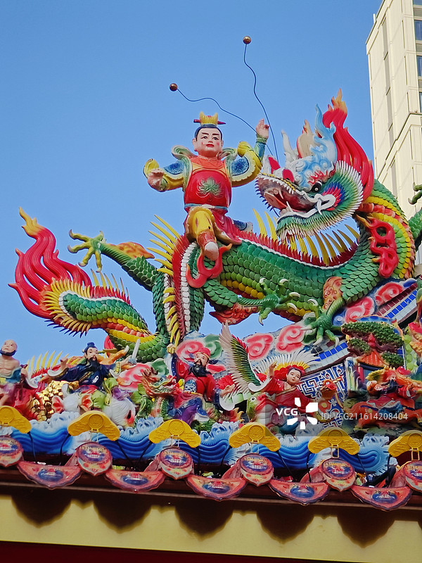 厦门何厝民俗文化园内-遇见闽南古建筑与现代居民楼的古今同框图片素材