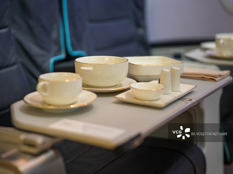 飞机座椅托盘上的餐具图片素材