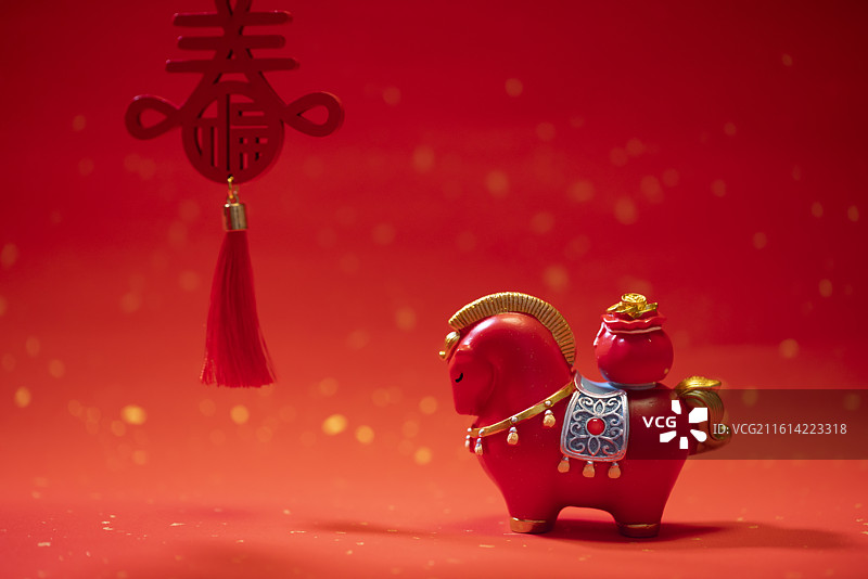 红色背景中的小马摆件,马年春节静物图片素材