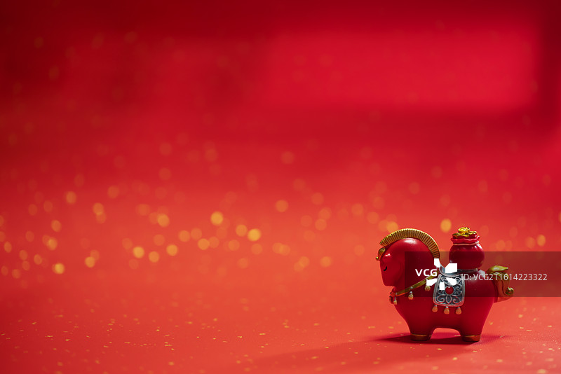 红色背景中的小马摆件,马年春节静物图片素材