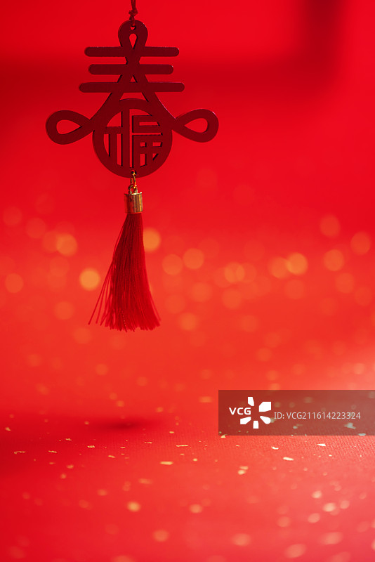 红色背景中的春字挂件,春节,新春图片素材