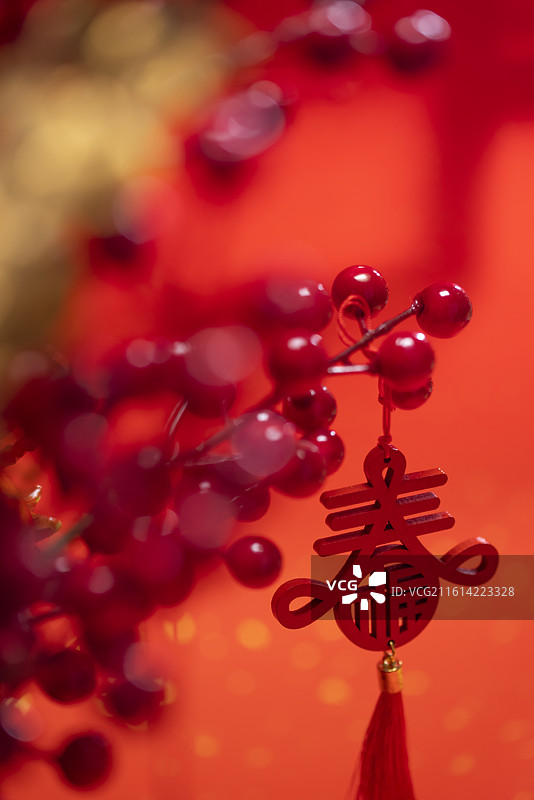 红色背景中的春字挂件,春节,新春图片素材