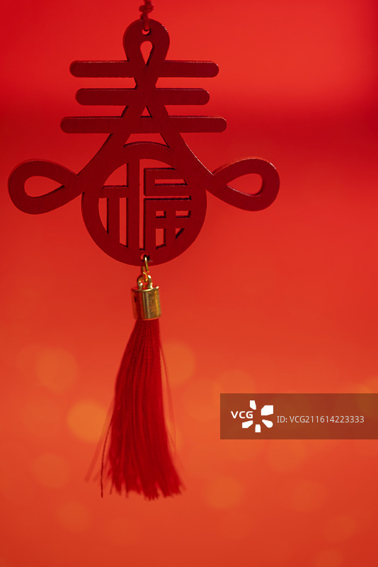 红色背景中的春字挂件特写,春节,新春图片素材