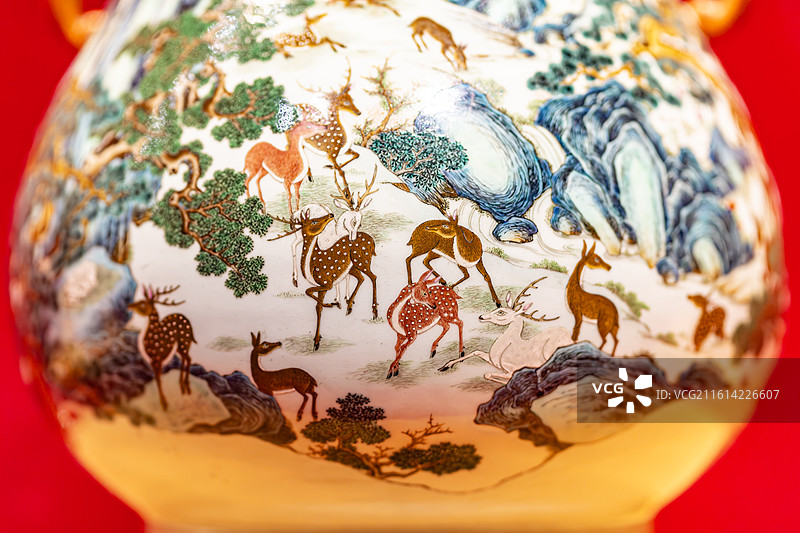 瓷器百年守护从紫禁城到故宫博物院午门特展故宫博物院藏清乾隆粉彩百鹿图尊图片素材