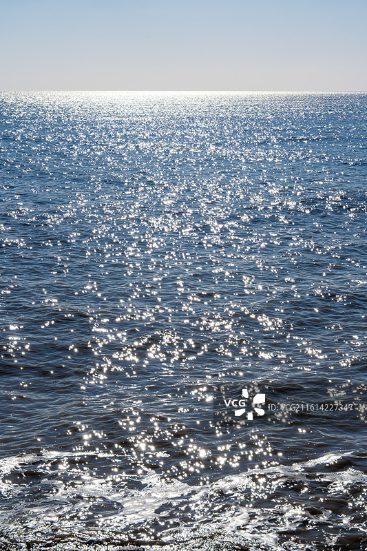 波光粼粼的海面与蓝天，拍摄于南通启东圆陀角图片素材