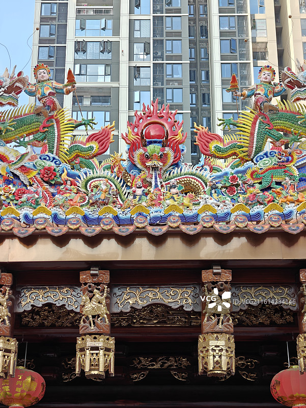 厦门何厝民俗文化园内-遇见闽南古建筑与现代居民楼的古今同框图片素材