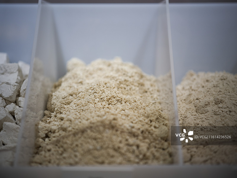 容器中的高岭土和石英图片素材