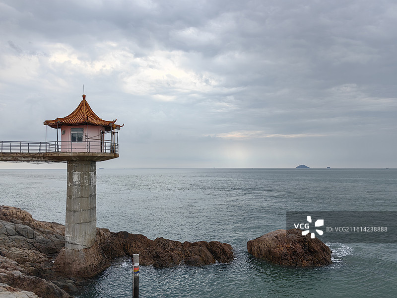 青岛大海边的灯塔图片素材