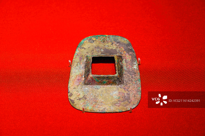铜方孔形器（晚商至西周），四川成都金沙遗址出土图片素材